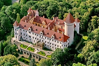 Konopiste - замок, в котором был установлен один из первых электрических лифтов, электричество и водовод