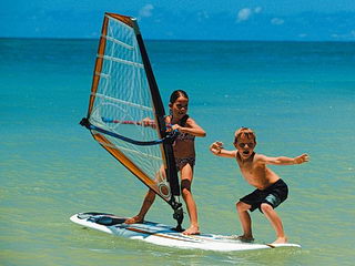 Новый год в Доминикане - хороший повод обучить детей серфингу.