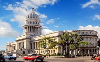 Куба, Гавана - здание Капитолия удивительно напоминает собрата в Вашингтоне.