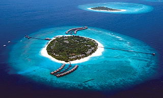 Мальдивы. Типичный отель-остров с водными бунгало.