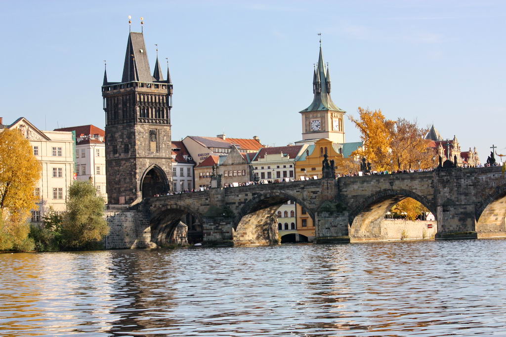 010-Карлов мост - средневековый мост в Праге через реку Влтаву.JPG