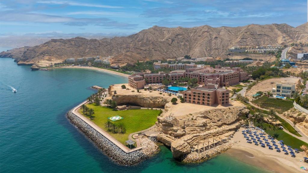 Вид на отель Al Husn Hotel Muscat 5*