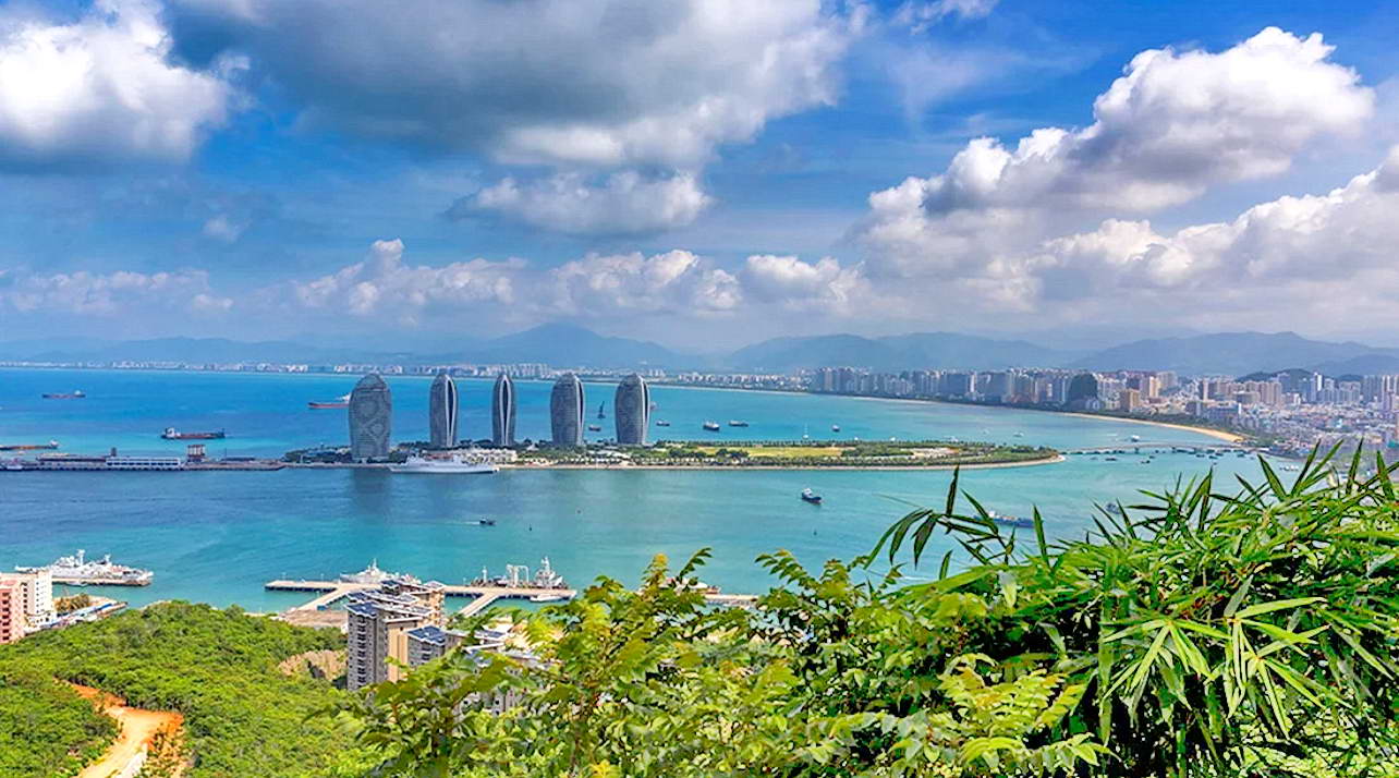 Панорама бухты Санья с искуственным островом Феникс