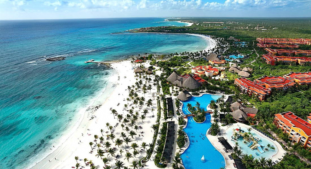 Панорама отелей на побережье Ривьера-Майя