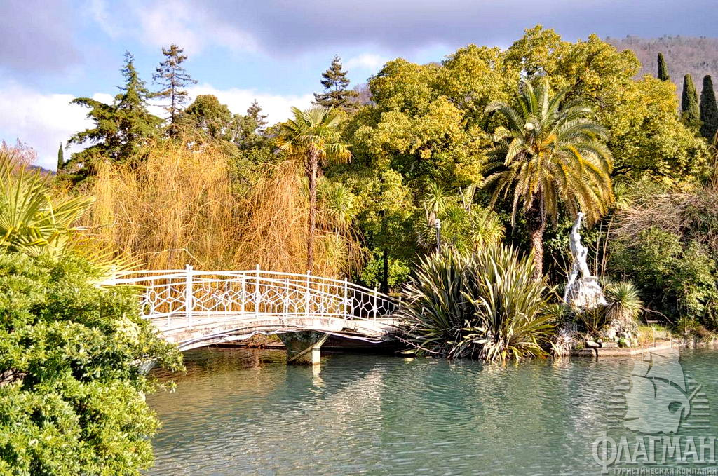 Монахи, основавшие Новоафонский монастырь, разбили парк в самом центре города. В 1880 году были вырыты 7 прудов.