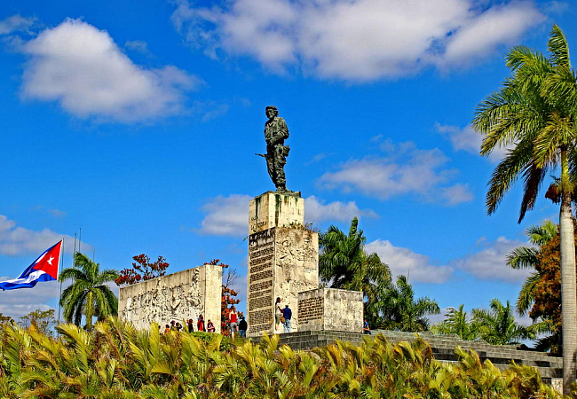 Окрестности Санта-Клары - мемориальный комплекс и мавзолей Эрнесто Че Гевары.  Музей посвящённый команданте Че и кубинской революции.