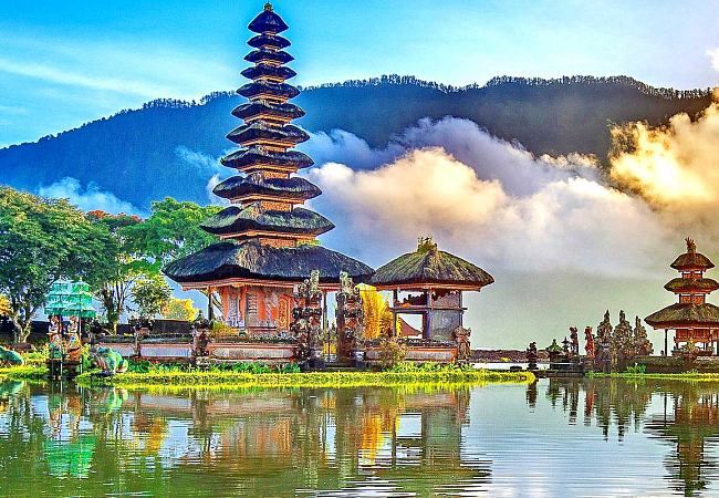 Бали один из немногих островов с буддийским вероисповеданием в мусульманской Индонезии. Храм Пура улун дану на озере Братан.