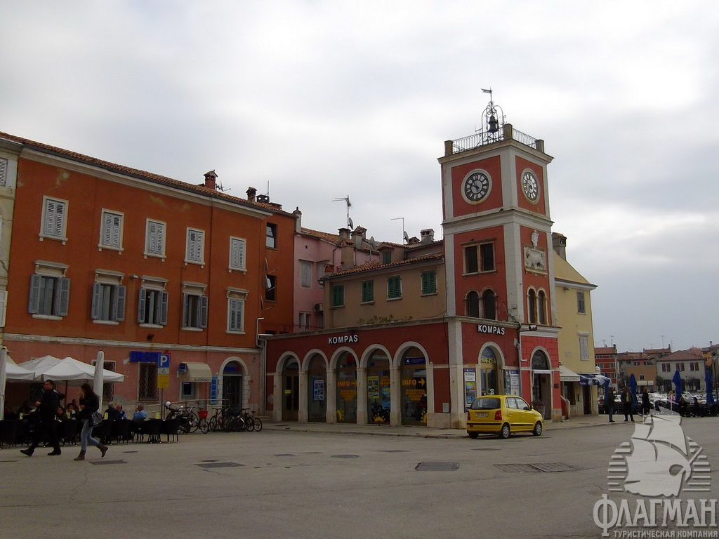 Центральная площадь на пристани с городскими часами.