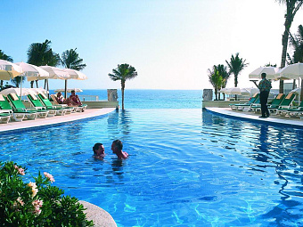 Бассейн в отеле RIU CANCUN 5*