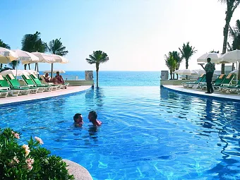 Бассейн в отеле RIU CANCUN 5*