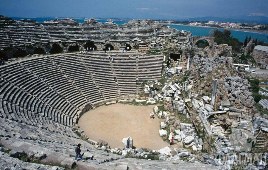 Руины амфитеатра, в котором проходили бои гладиаторов