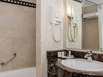 CORNICHE HOTEL SHARJAH 5* (ex. Hilton)