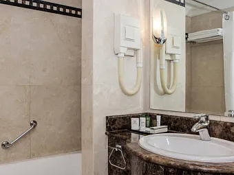 CORNICHE HOTEL SHARJAH 5* (ex. Hilton)