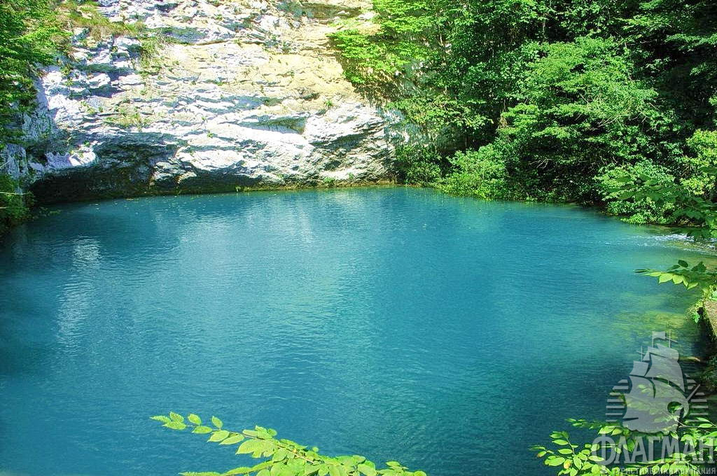 Голубое озеро не замерзает круглый год, но рыба здесь не водится. Животный мир отсутствует, не растет планктон