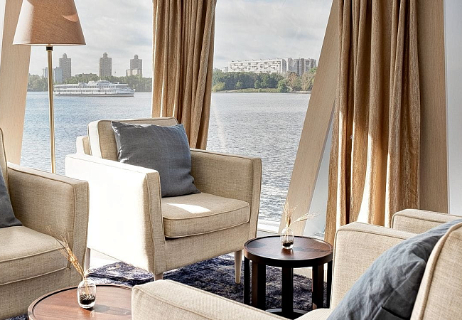 Теплоход "Мустай Карим"