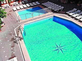 Бассейн на территории отеля PINERO BAHIA DE PALMA 3*