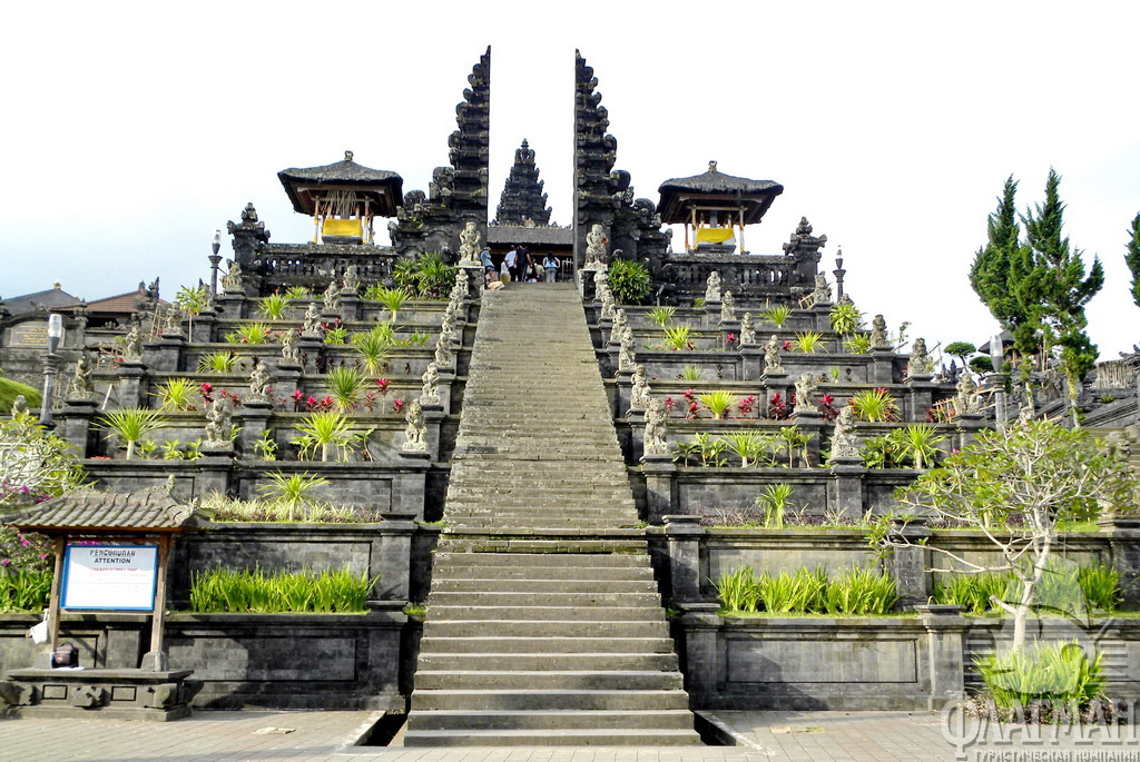 Храм Матери на горе Агунг.