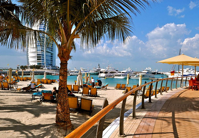 Дубайские пляжи располагают всей инфраструктурой для отдыха