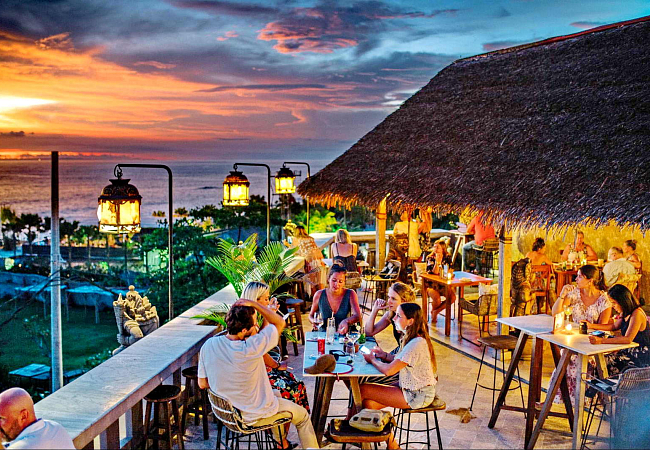У любителей вечерних посиделок в кафе и расторанах на закате на Бали большой выбор. Заведения здень на любой вкус и кошелёк.