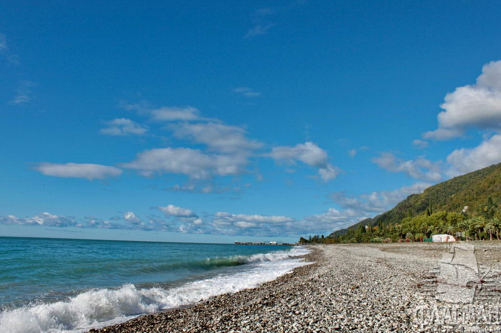 Пляж в Пицунде. В Абхазии широкие галечные пляжи.