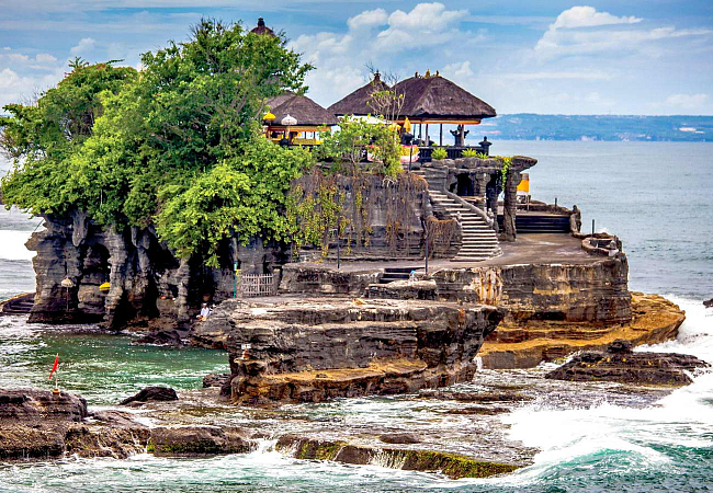 Храм Пура Танах лот - одно из главных открыточных мест на Бали