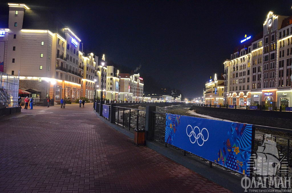  Курорт &quot;Роза Хутор&quot; в вечернем освещении.