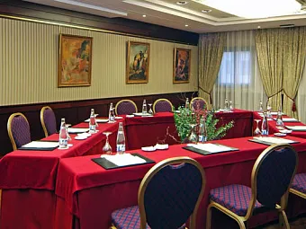 Комната для переговоров в  GRAN MELIA VICTORIA 5*