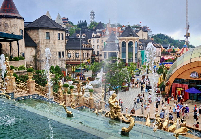 Проект Sun World Ba Na Hills объединяет историческое наследие, тематическую архитектуру и масштабную инфраструктуру отдыха и развлечений. На высоте 1500 м намного прохладнее, чем у моря. Гуляется и дышится легко! Билет многоразовый - действует 3 дня.