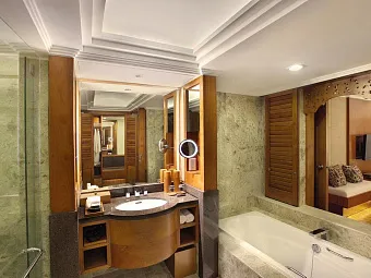 Отель NUSA DUA BEACH HOTEL & SPA 5*