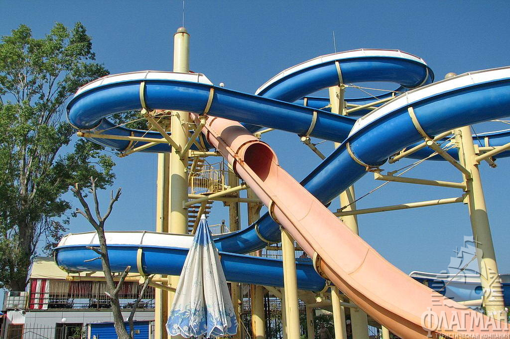 В новой части города на берегу расположен небольшой аквапарк