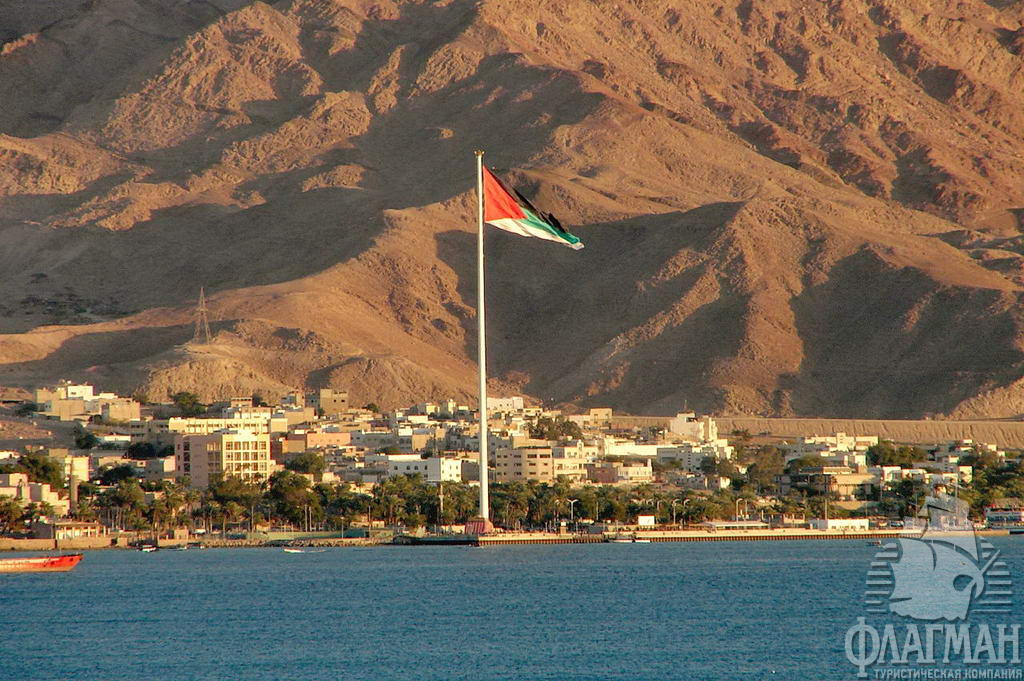 Флаг арабской революции хорошо виден из соседних стран (Эйлата в Израиле и Табы в Египте) и вошёл в книгу рекордов Гиннесса как самый большой флаг в мире