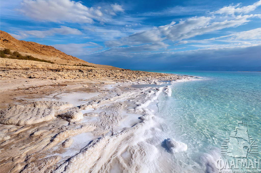Мёртвое море предстаёт перед туристами в безветренные зимние дни ярко-голубой «отполированной» гладью воды, а во время летних ветров симпатичными «барашками»