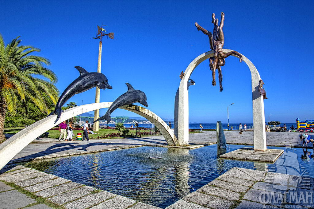 Скульптура Церетели Ныряльщики на набережной Пицунды