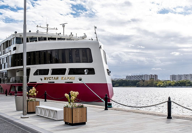 Теплоход "Мустай Карим"
