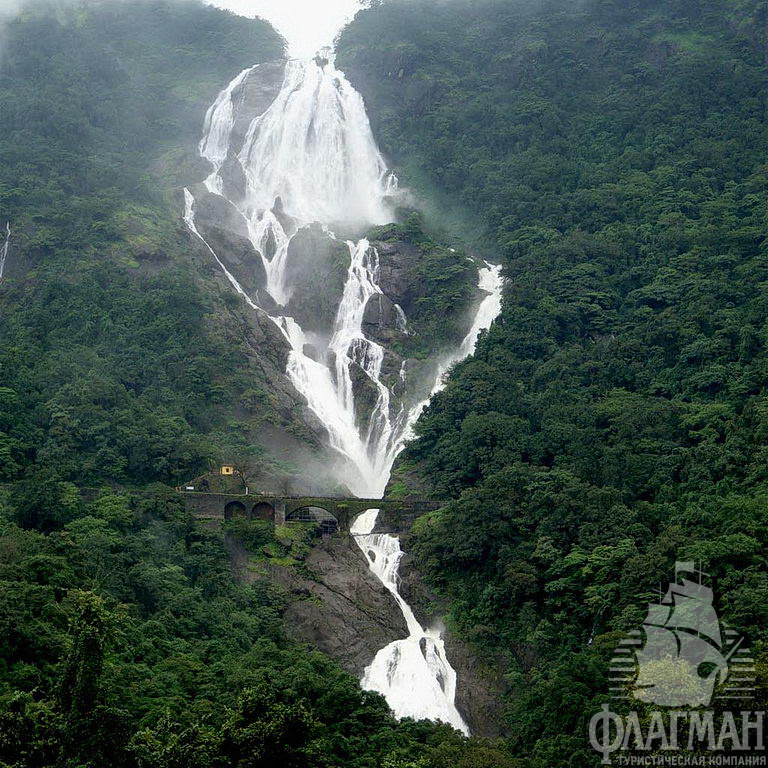 Молочно-белый многоуровневый Водопад Дудхсагар на реке Мандови.