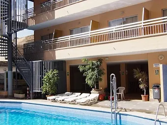 Бассейн на территории отеля PINERO BAHIA DE PALMA 3*