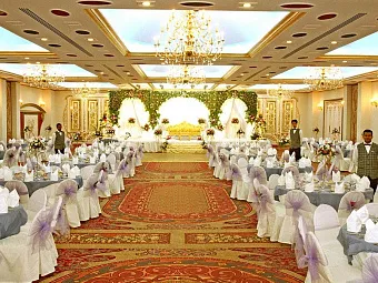 Отель HOLIDAY INTERNATIONAL SHARJAH 4*