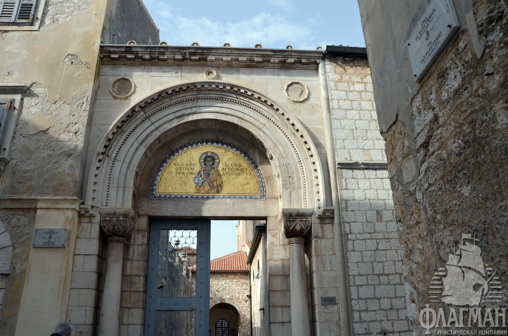 Входные ворота в Евфразиеву базилику.