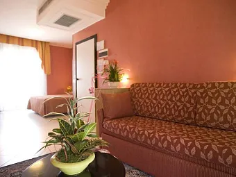 Отель JUNIOR 3*