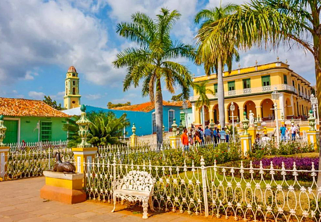 Тринидад - центральная площадь городка была отстроена ещё испанцами в 16 веке