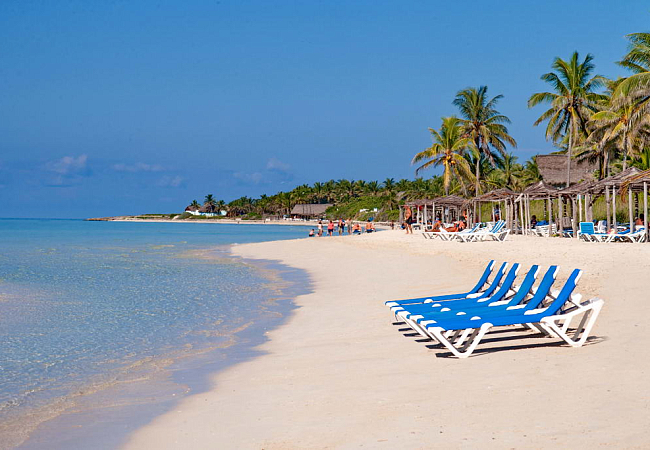 Отельный пляж на Кайя-Коко. Остров окружён кораллами, поэтому песок тут белый.