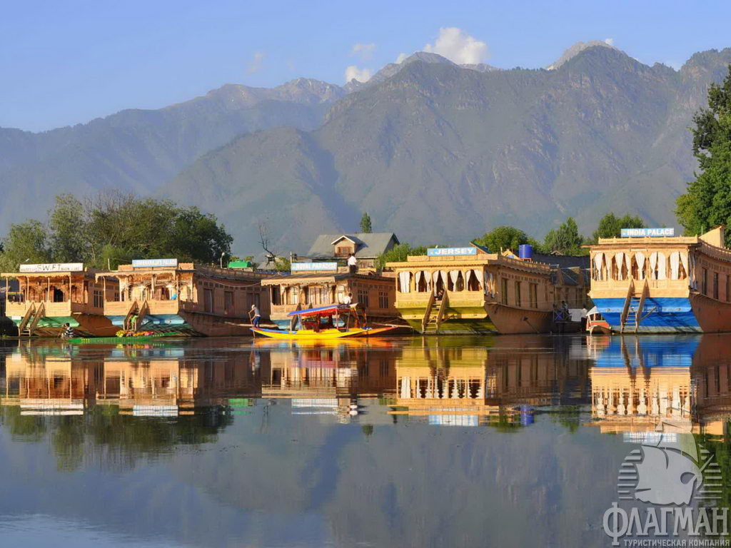 Сринагар. Столица штата Джамму и Кашмир. Очень красивый город посреди Гималаев на озере Дал.