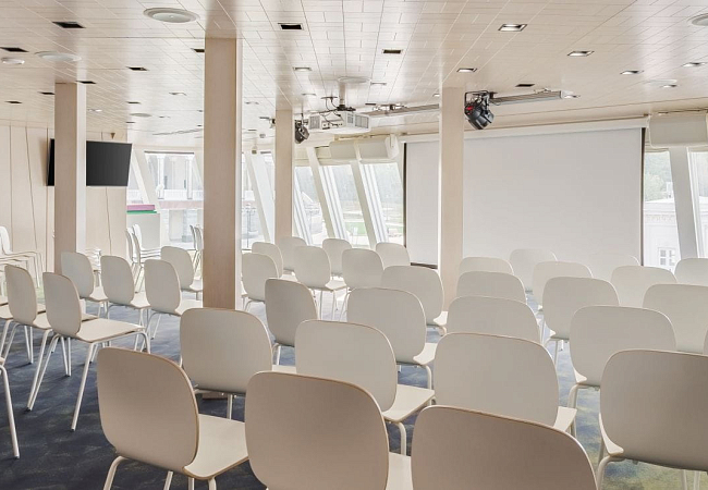 Теплоход "Мустай Карим"