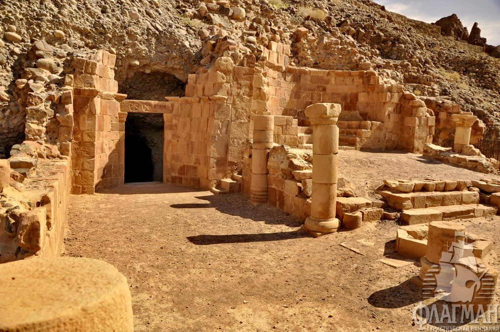  Пещера Лота находится на месте остатков старого византийского монастыря и церкви выше деревни Аль-Сафи