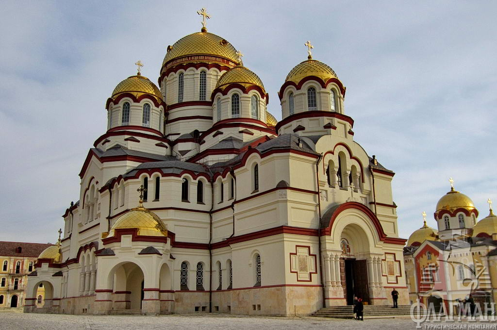  Новый Афон.В центре четырёхугольника, образованного корпусами монастыря, высится построенный в 1888—1900 годах Пантелеимоновский собор. Его венчают пять куполов; высота центрального — 40 метров