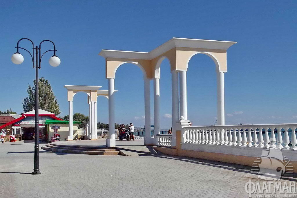 Евпатория, Ротонда у променада на городском пляже.