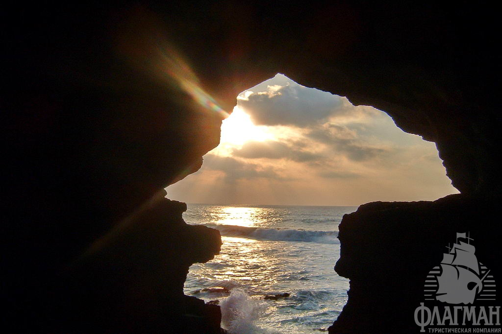  Вход в пещеры Геркулеса своими очертаниями напоминает Африку