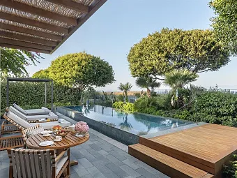 Turquoise villa with pool