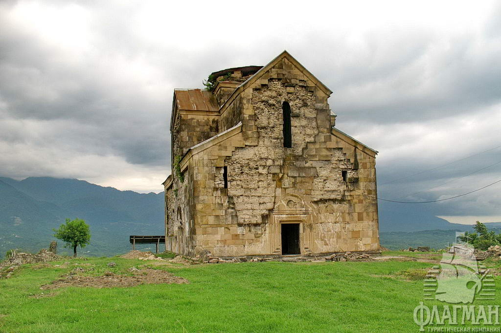 Средневековый православный  Бедийский собор в Абхазии, один из наиболее значимых примеров грузинской архитектуры X века.