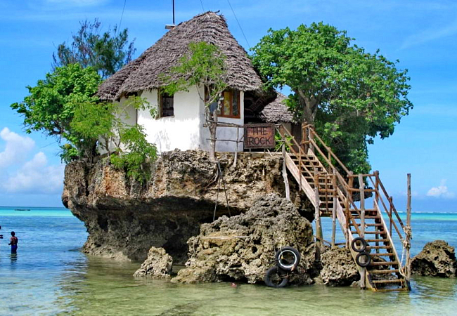 Популярный ресторан The Rock находится на одинокой скале в океане. Это одно из "открыточных" заведений в местечке Pwani Mchangani на востоке острова.